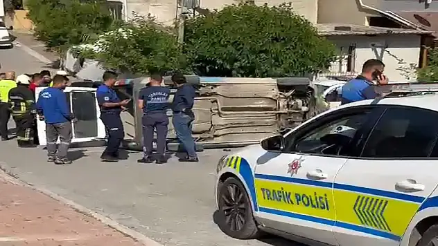 Otomobilin çarptığı zabıta aracı devrildi: 2 yaralı