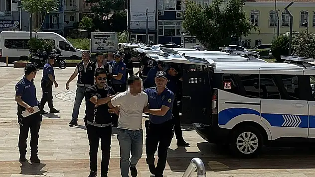 Polise direnip olay yerine çağırdığı arkadaşlarıyla hakaret eden alkollü sürücü tutuklandı