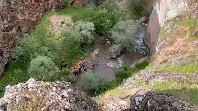 Vadi gezintisinde 30 metrelik uçurumdan düşüp, öldü