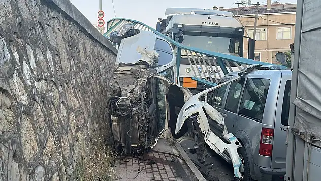 Otomobil, 3 metreden yan sokağa düştü yaralanan olmadı