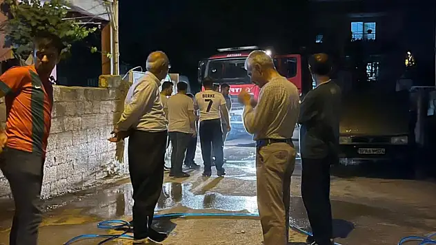 Park halindeki otomobil alev aldı