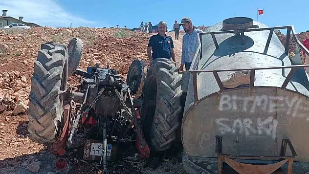 Devrilen traktörün altında kaldı