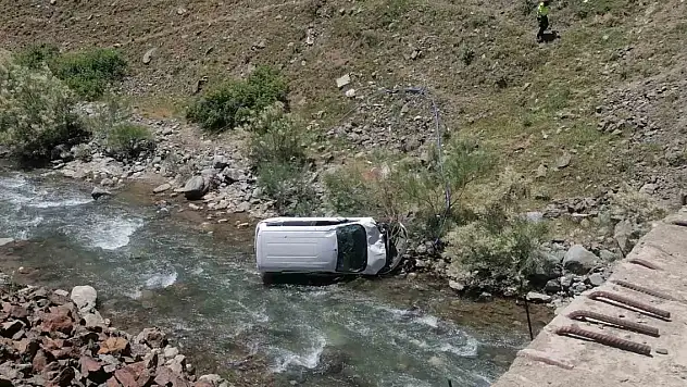 Kamyonet dereye uçtu: 1 kişi hayatını kaybetti