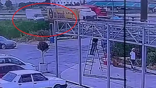 Park halindeki araçlara çarpan kamyonetteki 2 kişi öldü