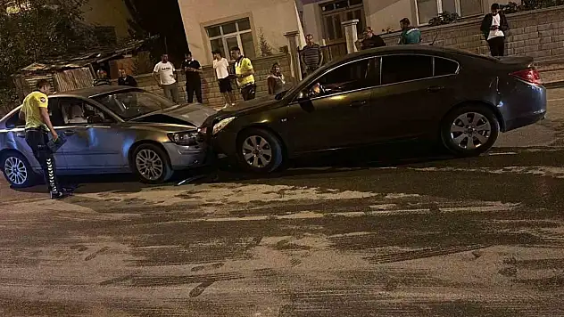 Konya'da iki ayrı kazada 6 kişi yaralandı