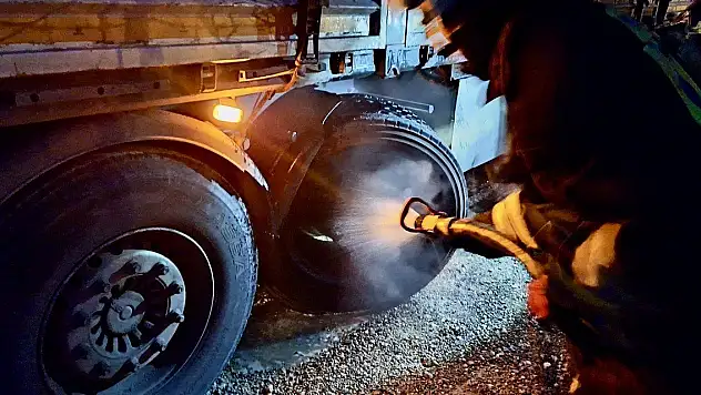 Konya'da kereste yüklü tırdan dumanlar yükseldi