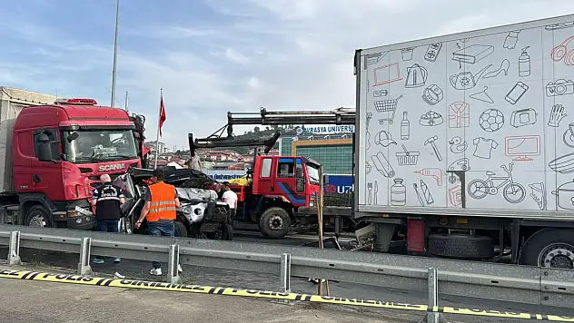 2 TIR'ın arasında sıkışan kamyonetteki 3 kişi yaralandı