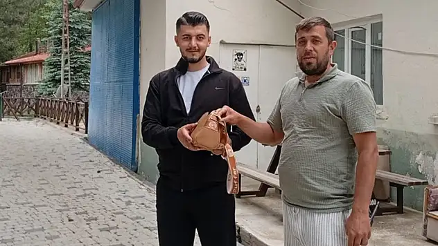 Konya'da örnek vatandaş...  Para dolu çantayı sahibine ulaştırdı