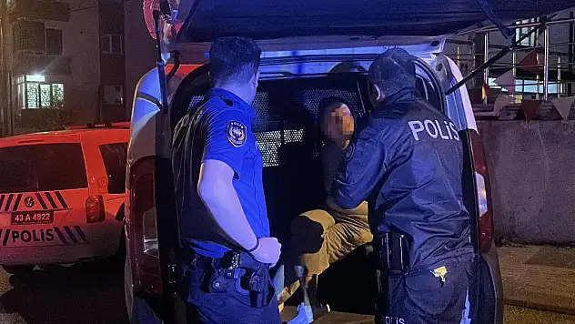 Sevgilisinden ayrılan alkollü kadın, annesini bıçakla rehin aldı