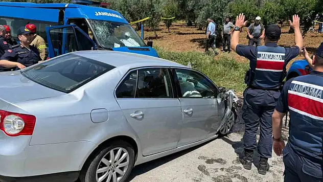 Hatalı sollama yapan otomobil jandarma ekibiyle çarpıştı: 1 ölü, 2 yaralı