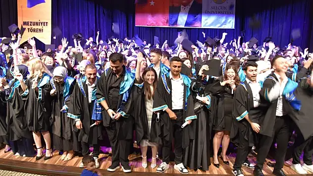 Selçuk Üniversitesi İletişim Fakültesinde mezuniyet töreni yapıldı