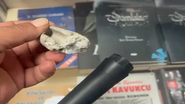 İnternetten aldığı mikrofonun içinden çıkan şey hayretler içinde bıraktı