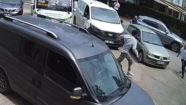'Camide minibüsünü yıkama' diye uyaran muhtara saldırı kamerada
