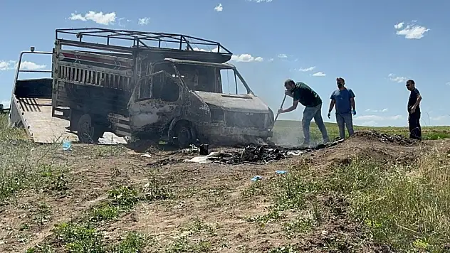 Kamyonette yakılan baba ve oğlunun cenazeleri, yan yana defnedildi