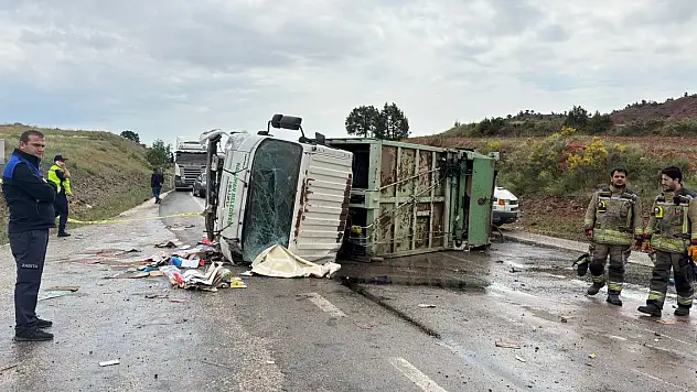 Çöp kamyonu devrildi, temizlik işçisi hayatını kaybetti