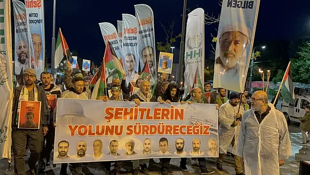 Konya'da binlerce kişi Filistin'e destek için meşalelerle yürüdü