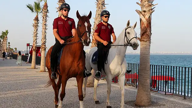 Sahilde atlı polisler devriyede