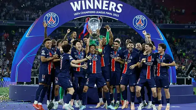 PSG ilk Devler Ligi kupasını rekor kırarak kaldırdı