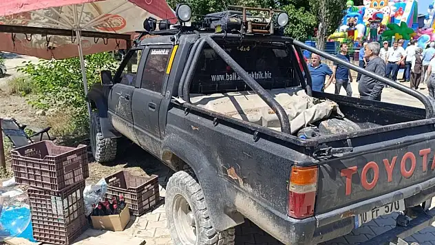 17 yaşındaki sürücünün kullandığı kamyonet, yol kenarında yürüyen 2 çocuğa çarptı