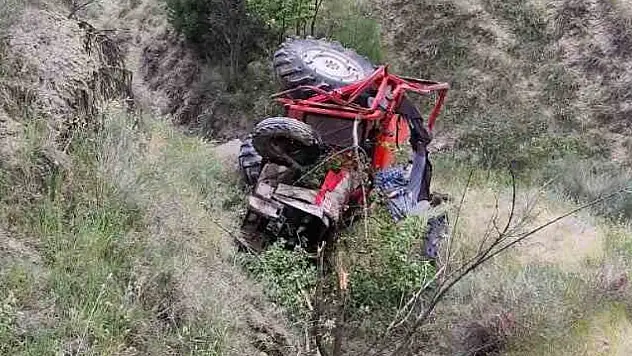 Şarampole devrilen traktörün altında kalan sürücü hayatını kaybetti