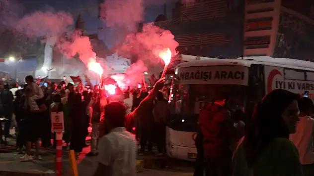 1'inci Lige çıkan Vanspor taraftarları sevinç gösterileri yaptı