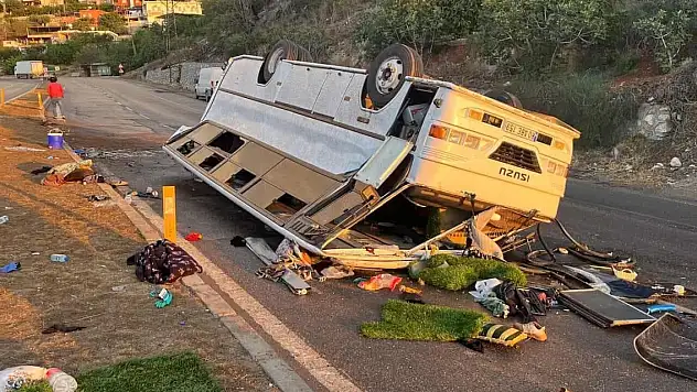 Tarım işçilerini taşıyan minibüs devrildi: 25 yaralı