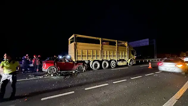 Kamyonun altına giren otomobilin sürücüsü öldü