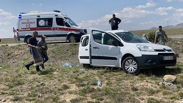 Konya'da lastiği patlayan hafif ticari araç takla attı: 2 yaralı