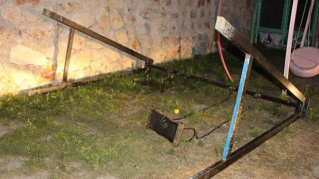 Devrilen salıncaktan düşen 4 yaşındaki çocuk hayatını kaybetti