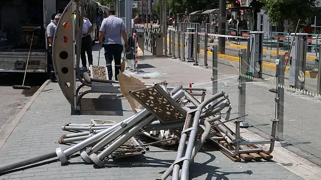 Belediye otobüsü tramvay durağına daldı