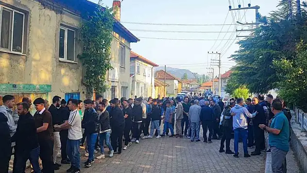 Yer Konya... Önce kahvaltı sofrasına oturdular sonra bayramlaştılar