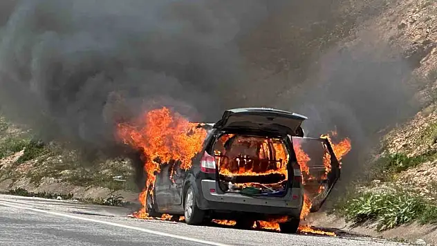 Seyir halindeki otomobil alev aldı
