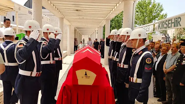 Düğüne giderken kazada ölen çift, toprağa verildi