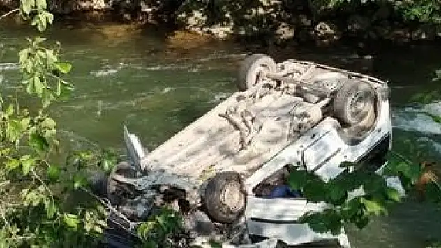 Hafif ticari araç dereye yuvarlandı: 2 ölü, 1 yaralı