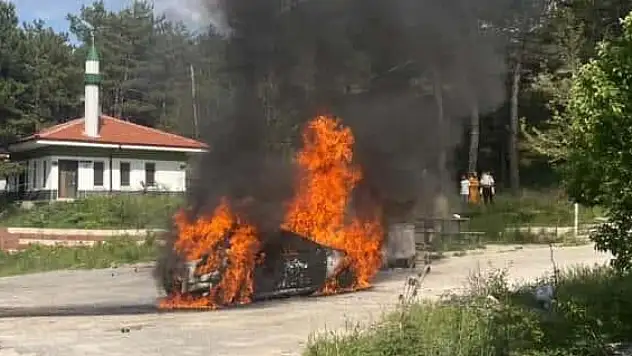 Aniden alev alan otomobil küle döndü