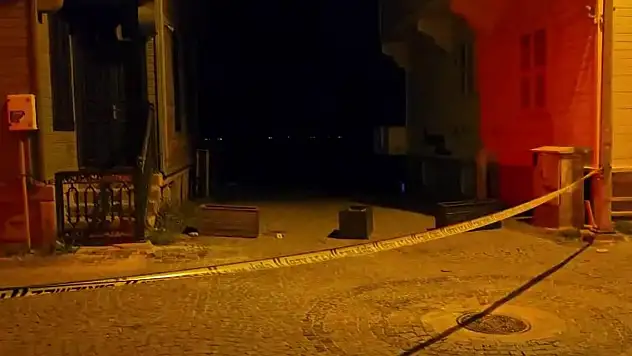 Yolda yürürken bıçaklı saldırıya uğradılar!