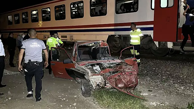 Yolcu treni, raylara bırakılan otomobile çarptı