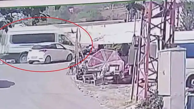 Otomobille çarpışan minibüs dereye uçtu