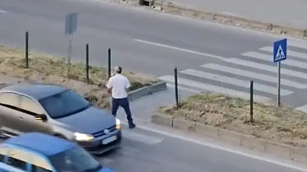 Yaya geçidinde defalarca karşıya geçip geri döndü