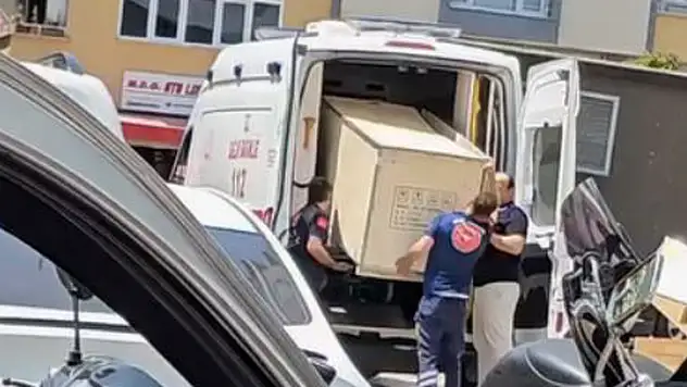 Ambulansa dolap yüklediler
