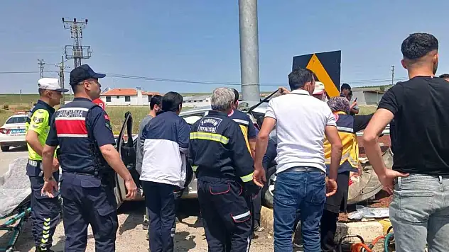 İki otomobil kavşakta çarpıştı: 1 ölü, 4 yaralı