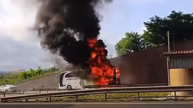 Yolcu otobüsü alev alev yandı