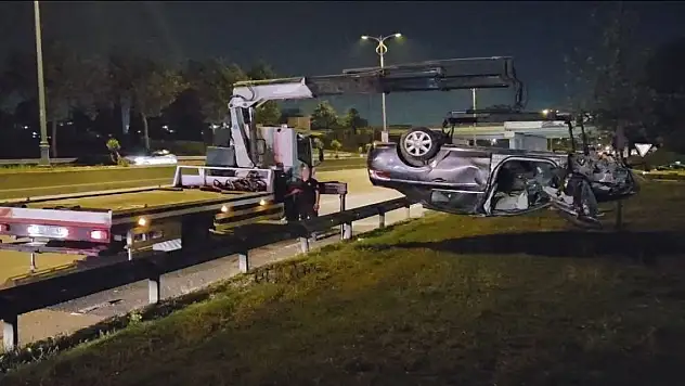 Otomobil bariyerlere çarpıp takla attı: 1 ölü, 3 yaralı