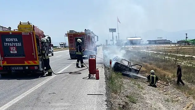 Konya'da seyir halindeki otomobilde yangın... Kullanılamaz hale geldi
