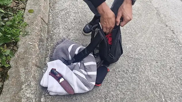 Tanımadığı kadına gül vermek istedi, reddedilince bıçak gösterdi