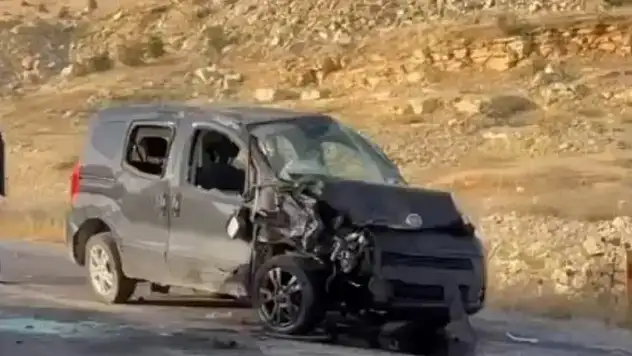 Cip ile hafif ticari araç çarpıştı 9 yaralı