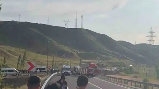 Tır ile otomobil çarpıştı: 1 ölü, 2 yaralı