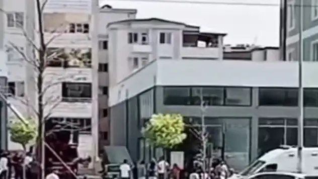 Temizlik yaparken 7. kattan düşen bina görevlisi hayatını kaybetti