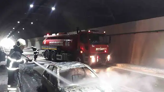 Otomobil, tünel içinde alevlere teslim oldu