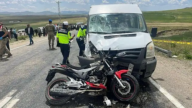 Van'da acı kaza! Motosikletin minibüsle çarpışması sonucu 2 kişi öldü